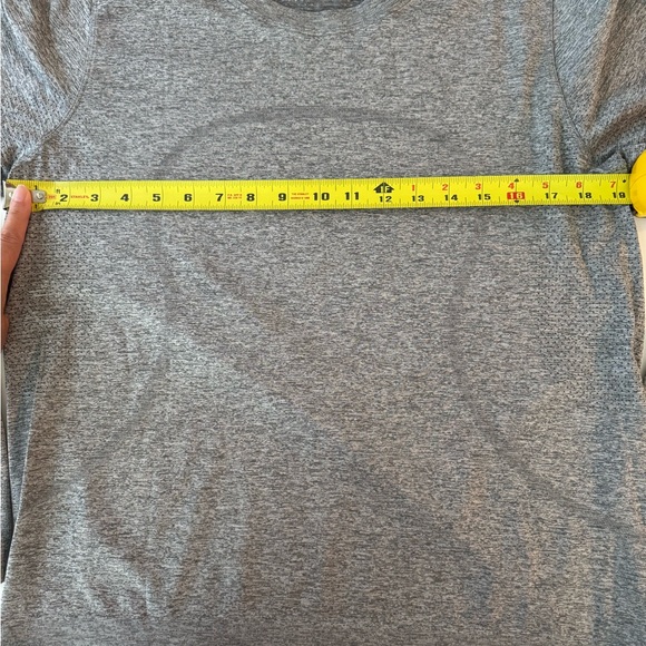 Lululemon swiftly tech relaxed fit, sz10,worn a few times. Excellent condition - Picture 3 of 6